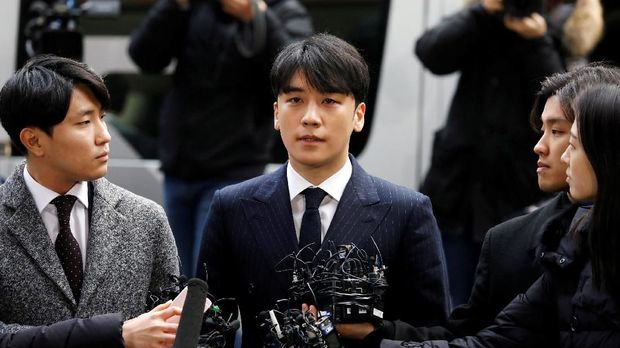 Seungri, anggota band K-pop Korea Selatan Big Bang, tiba untuk ditanyai atas kasus suap seks di Kantor Polisi Metropolitan Seoul di Seoul, Korea Selatan, 14 Maret 2019. (REUTERS / Kim Hong-Ji)