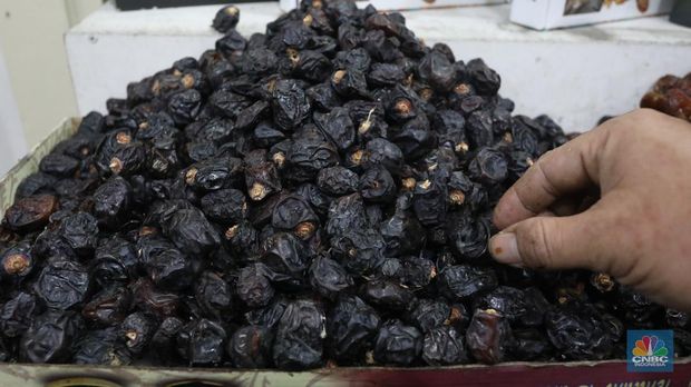 Pedagang kurma di Pasar Tanah Abang, Jakarta, Senin (4/4/2022). (CNBC Indonesia/Andrean Kristianto)