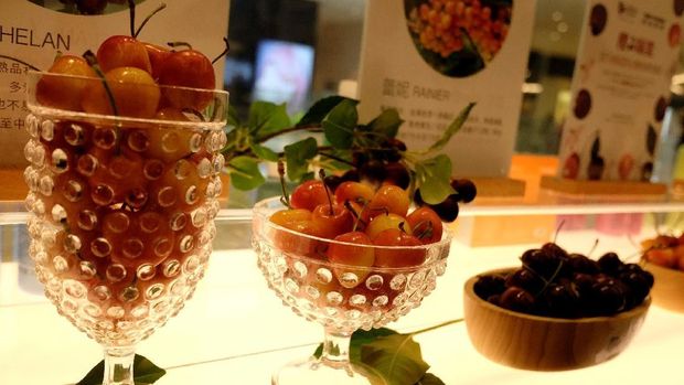 Northwest Cherries from the United States are displayed during a promotional event at a shopping mall in Shenzhen, China July 8, 2018. REUTERS/Bobby Yip
