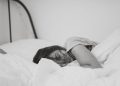 Tidur Miring Kanan atau Kiri? Ini Posisi Terbaik Kata Ahli