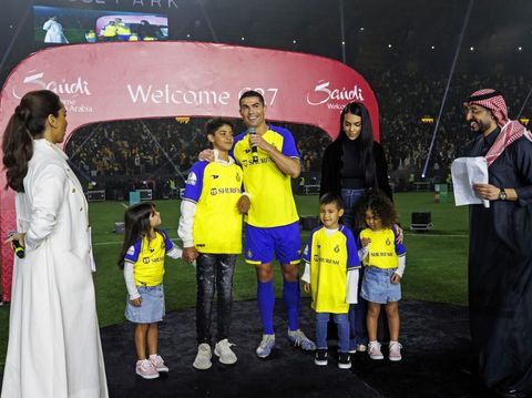 Klub sepak bola al-Nassr Arab Saudi menunjukkan penyerang baru Portugal Al-Nassr Cristiano Ronaldo (Tengah) bersama rekannya Georgina Rodriguez (Tengah) dan anak-anak mereka berdiri di atas panggung selama pembukaannya di Stadion Mrsool Park di Saudi ibu kota Riyadh pada 3 Januari 2023. (AFP/JORGE FERRARI)
