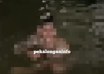 Viral Pria Bugil Renang di Bawah Replika Al Qur’an Pekalongan