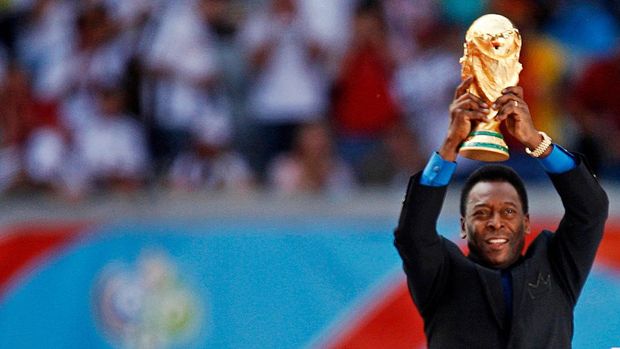 Legenda sepak bola Brasil dan anggota tim sepak bola Brasil pemenang Piala Dunia 1958, 1962 dan 1970 Pele memegang trofi Piala Dunia saat upacara pembukaan Piala Dunia 2006 di Munich, Jerman, 9 Juni 2006. (REUTERS/DYLAN MARTINEZ)