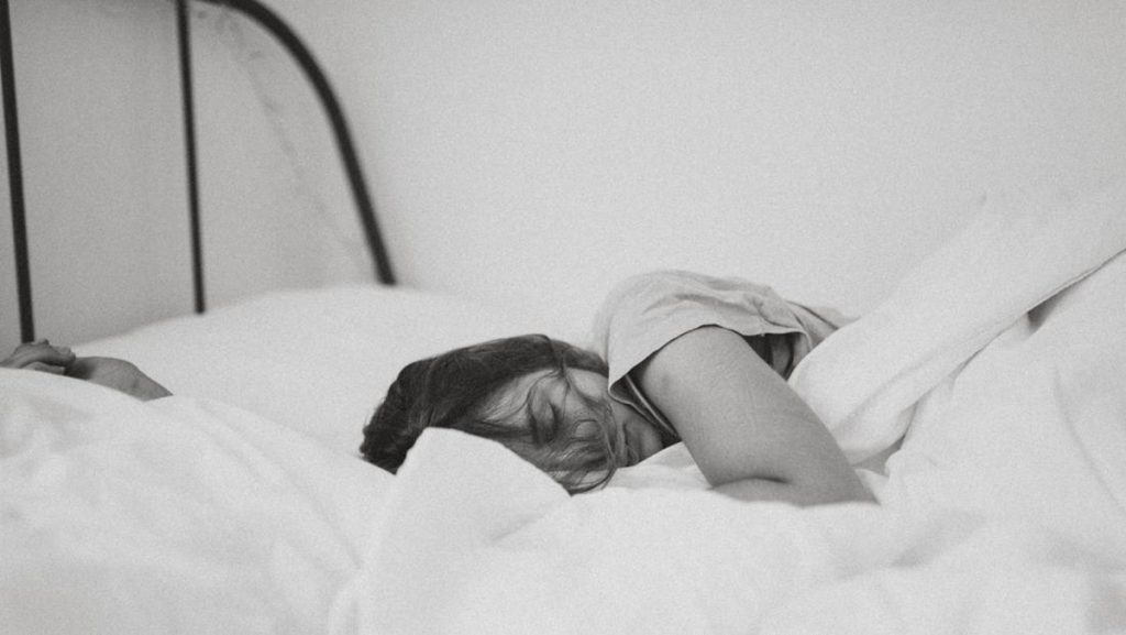 Posisi Tidur Paling Buruk buat Penderita GERD & Asam Lambung