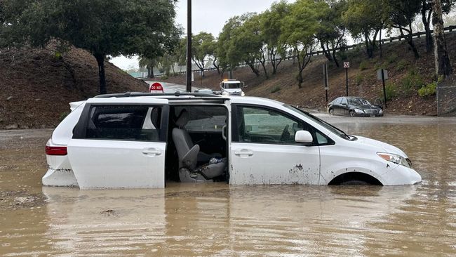 7 Hal yang Wajib Dilakukan Jika Mobil Terendam Banjir, Simak!