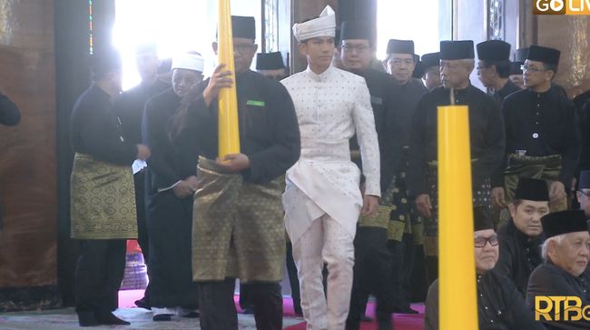 Potret Gagah Pangeran Mateen Tiba di Masjid Jelang Akad Nikah