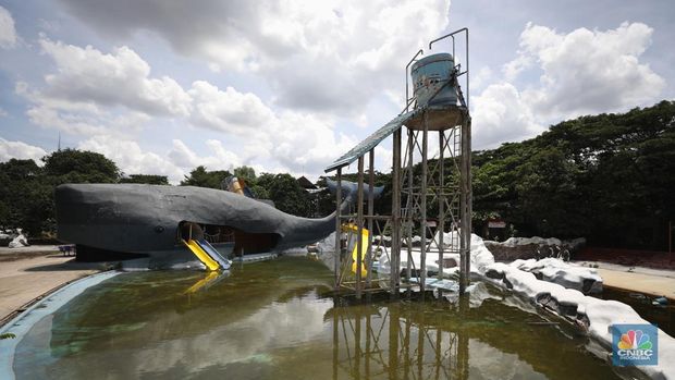 Pekerja melakukan perancangan proyek revitalisasi Taman Mini Indonesia Indah (TMII), Senin (24/1/2022). Snowbay Waterpark dulunya dikenal sebagai wahana favorit anak-anak, sayangnya karena COVID-19, kolam renang dengan berbagai wahana itu harus ditutup selama nyaris 2 tahun. Beberapa kondisi fisik yang terbengkalai terlihat dilokasi ini mulai pintu masuk tiket dan rak tempat penitipan barang. Kondisi Snowbay Waterpark saat ini memang tak terurus karena sudah lama tutup. Sejumlah kolam renang dibiarkan begitu saja hingga airnya keruh. Terlihat juga toko-toko yang dulu menjual perlengkapan renang dan kuliner juga tutup.  
Dikutip dari situs tamanmini.com, Snowbay Waterpark mulanya dirancang secara khusus sebagai taman rekreasi petualangan berkelas dunia berkonsep pegunungan salju
Taman seluas 3 hektar ini dibangun tahun 2008 dan diresmikan pembukaannya oleh ketua Yayasan harapan Kita, Hj. Siti Hardiyanti Rukmana pada tanggal 19 April 2009. Sebelumnya, taman ini adalah Taman Rekreasi Ambar Tirta. (CNBC Indonesia/ Tri Susilo)