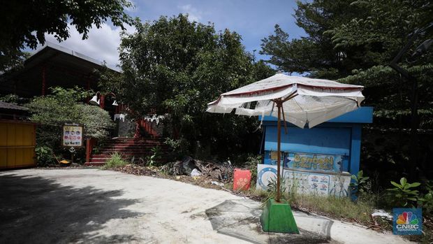 Pekerja melakukan perancangan proyek revitalisasi Taman Mini Indonesia Indah (TMII), Senin (24/1/2022). Snowbay Waterpark dulunya dikenal sebagai wahana favorit anak-anak, sayangnya karena COVID-19, kolam renang dengan berbagai wahana itu harus ditutup selama nyaris 2 tahun. Beberapa kondisi fisik yang terbengkalai terlihat dilokasi ini mulai pintu masuk tiket dan rak tempat penitipan barang. Kondisi Snowbay Waterpark saat ini memang tak terurus karena sudah lama tutup. Sejumlah kolam renang dibiarkan begitu saja hingga airnya keruh. Terlihat juga toko-toko yang dulu menjual perlengkapan renang dan kuliner juga tutup.  
Dikutip dari situs tamanmini.com, Snowbay Waterpark mulanya dirancang secara khusus sebagai taman rekreasi petualangan berkelas dunia berkonsep pegunungan salju
Taman seluas 3 hektar ini dibangun tahun 2008 dan diresmikan pembukaannya oleh ketua Yayasan harapan Kita, Hj. Siti Hardiyanti Rukmana pada tanggal 19 April 2009. Sebelumnya, taman ini adalah Taman Rekreasi Ambar Tirta. (CNBC Indonesia/ Tri Susilo)